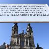 Protest während der Vollversammlung der deutschen Bischöfe kürzlich in Fulda: Ein Plakat der Giordano-Bruno-Stiftung mit der Aufschrift "DAS ist die Katholische Kirche: Missbrauch vertuschen. Entschädigungen auf die lange Bank schieben. Aber Milliarden bunkern!"