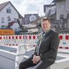 Bürgermeister Andreas Braunegger sitzt am Brunnen des neuen Rathausplatzes.