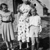 Familie Aigner im Jahr 1952 vor damaligen Neubauten am Narzissenweg.
