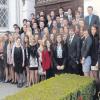 Vom letzten G-9-Abiturjahrgang 2011 bestanden alle 64 Schülerinnen und Schüler des St.-Thomas-Gymnasiums Wettenhausen die Reifeprüfung, freut sich Oberstudiendirektor Albert Reile (links). 14 Prüflinge (17,2 Prozent) bekamen eine Eins vor dem Komma. 