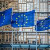 Flaggen der Europäischen Union vor dem Europa-Gebäude in Brüssel. Mit Abbau von Bürokratie, vereinfachter Besteuerung und neuen Maßnahmen gegen Zahlungsverzug will die EU-Kommission kleine und mittlere Unternehmen (KMU) entlasten.