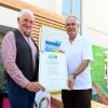 Auszeichnung für Umweltengagement: Manfred Holz (links) überreichte Bürgermeister Michael Wörle die Urkunde zur offiziellen Ernennung Gersthofens zur „Fair-Trade-Stadt“.