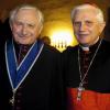 2004: Der frühere Regensburger Domkapellmeister Georg Ratzinger (links) und sein Bruder, Kurienkardinal Joseph Ratzinger. 