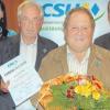 Gessertshausens CSU-Ortsvorsitzende Ulrike Höfer (links) und Landrat Martin Sailer (rechts) gratulierten Max Strehle und Anton Mayer zur CSU-Raute in Bronze.