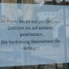 Arztpraxis Ziemetshausen: Dieses Schild und die seit 28. März geschlossene Arztpraxis sorgen für große Verärgerung und weitgehend Ratlosigkeit in der Marktgemeinde. 