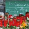 Die Stadt trauert um den getöteten Polizisten Mathias Vieth (41). Die Flaggen in Augsburg wehen am Wochenende auf halbmast. An jedem Streifenwagen hängt ein Trauerflor. Foto: Anne Wall