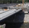 Der Blick von oben auf die Brückenbauwerke: An der neuen Ackermannbrücke gibt es derzeit eine Baulücke, weil ein Stahlträger auf sich warten lässt.