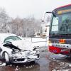 In Ursberg-Oberrohr hat sich ein Unfall zwischen einem Auto und einem Schulbus ereignet.