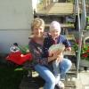 Uschi Heider, 60, aus Münsterhausen (Kreis Günzburg) ist die glückliche Gewinnerin des Samstags. Unser Bild zeigt die Gewinnerin mit Enkelin Lorena.