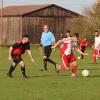 Der SV Grosselfingen (in weiß-rot) führte lange gegen die SG Amerdingen/Hohenaltheim, musste aber in der Nachspielzeit den 1:1-Ausgleich hinnehmen.