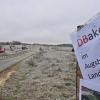 Die türkise und die orange Autobahntrasse laufen an Streitheim vorbei. Anwohner protestieren mit einem Plakat dagegen.