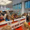 Am Montagmorgen wurde die Eishockey-Mannschaft am Münchner Flughafen nach dem historischen Erfolg von den Fans empfangen.