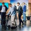 Die Investoren Carsten Maschmeyer l. und Frank Thelen nehmen "Ello", den elektrischen Rollator, genau unter die Lupe.