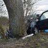 Eine Frau ist am Montagnachmittag zwischen Igling und Hurlach mit ihrem Auto gegen einen Baum geprallt. Sie starb noch an der Unfallstelle.