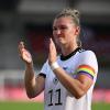 Die DFB-Frauen könnten so richtig erfolgreich sein und damit die anderen Teams in den Schatten stellen. Im Bild:  Alexandra Popp trägt hier die Kapitänsbinde in Regenbogenfarben.