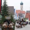 „Hl. Leonhard bitt für uns“, steht auf einem der Gespanne, die durch Balzhausen fahren. Die Prozession zu Pferde lockt dieses Jahr zahlreiche Zuschauer auf die Straßen – im gegensatz zu den Vorjahren bei trockenem Wetter.  	