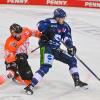 Fabio Pfohl von Wolfsburg (l) kämpft mit Joshua Samanski von Straubing um den Puck.