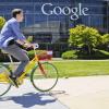 Ein Mitarbeiter fährt mit einem bunten Google-Fahrrad an dem Google Campus im Silicon Valley vorbei. Dem farbenfrohen Design ist der Konzern seit 25 jahren treugeblieben.
