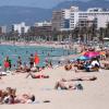 Die Strände Mallorcas füllen sich wieder - und ganz Spanien hofft nun auf eine gute Sommersaison.  