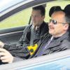 Fahrlehrer Michael Himsl ermöglicht mit seinen Anweisungen dem blinden Peter Prohl, das Auto sicher zu steuern.  