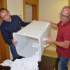 Sie haben am Sonntag im Rathaus die Stimmzettel der Briefwähler ausgezählt: Wolfgang Laber (links) und Klaus-Peter Gutberlet – zwei von elf Wahlhelfern. 