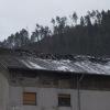 Blick auf das ausgebrannte Dachgeschoss des Mehrfamilienhauses im rheinland-pfälzischen Lambrecht.