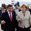 Ankunft in Gaziantep. Nur knapp fünf Stunden dauert Merkels Besuch im Südosten der Türkei. Hier mit dem türkischen Ministerpräsidenten Ahmet Davutoglu.