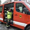 Stadtbrandinspektor Marco Kurz testet die Sirene und die Lautsprecheranlage: Dieses Feuerwehrauto auf dem Marktplatz wäre im Katastrophenfall Anlaufstelle für die Bürger.