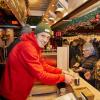 Dass FCA-Spieler auf dem Augsburger Christkindlesmarkt Glühwein für den guten Zweck Glühwein ausschenken, ist eine Tradition. Hier bedient Jeffrey Gouweleeuw eine Kundin.