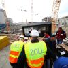 Für die Kontrolle von illegaler Schwarzarbeit ist der Zoll zuständig. Hier kontrollierte das  Ulmer Hauptzollamt  eine Baustelle. Im Visier hatten die Beamten die Einhaltung des Mindestlohns, sozialversicherungs- oder arbeitsgenehmigungsrechtliche Aspekte sowie die Arbeitserlaubnis der meist aus Osteuropa stammenden Arbeiter.  	