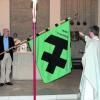 Fahnenträger Klaus Buchholz lässt die neue Fahne von Pater Ulrich Keller weihen. Foto: mde