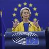 Ursula von der Leyen (CDU), Präsidentin der Europäischen Kommission, trägt bei ihrer Rede zur Lage der Union die Farben der Ukraine.