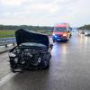 Leichte Verletzungen erlitt ein 54-jähriger Autofahrer am Donnerstagabend bei einem Aquaplaning-Unfall auf der Bundesstraße 28 bei Neu-Ulm. Gegen halb acht Uhr abends war der Mann in seinem Auto zwischen Neu-Ulm und Senden unterwegs. Aus noch ungeklärter Ursache geriet sein Wagen auf regennasser Fahrbahn ins Schleudern. Der Audi prallte dabei gegen die rechte Leitplanke und anschließend gegen einen Sattelzug, der dem schleudernden Auto ausweichen wollte. Der Audi wurde ringsherum beschädigt, die Fahrzeugtrümmer verteilten sich auf über 50 Meter. 
Da die Ersthelfer bei ihrem Notruf davon sprachen, dass ein Lkw beteiligt ist, löste die Rettungsleitstelle einen größeren Alarm aus, bei dem auch von eingeklemmten Personen ausgegangen wird. Neben der Neu-Ulmer Feuerwehr wurde auch der Rüstzug der Ulmer Feuerwehr alarmiert, um schweres Bergungsgerät vor Ort zu haben. Die Feuerwehr Pfuhl sperrte die rechte Fahrspur mit einem Absicherungsanhänger und stellte am Dreieck Neu-Ulm einen Vorwarnanhänger auf. 
Die Besatzungen von zwei Rettungswagen und ein Notarzt kümmerten sich um den Audi-Fahrer, der sein zertrümmertes Auto selbst verlassen hatte, und den unverletzten Lkw-Fahrer. Der Audi-Fahrer wurde mit dem Rettungswagen in ein Krankenhaus gebracht. 
Die Autobahnpolizei Günzburg ermittelt nun den Unfallhergang. Bis zur Bergung des Audi kam es zu leichten Verkehrsbehinderungen. 
Text/Foto: Thomas Heckmann 