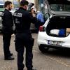 Bei einer groß angelegten Razzia durchsuchen Beamte der Kriminalpolizei am Dienstag Pflegedienste im Raum Augsburg. 