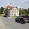 Unser Foto zeigt die Kreuzung Haupt-/Badstraße in Egling. In diesem Bereich wird offensichtlich zu schnell gefahren. Doch noch ist die Art der Verkehrsberuhigung offen. 	