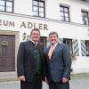 Wirtschaftsminister Franz Josef Pschierer (links) und Kirchheims Bürgermeister  Hermann Lochbronner vor dem Gasthaus Adler, das zum Bürgerhaus werden soll.