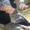 Wanderschuhe schützen die Füße und geben Halt auf unebenen Wegen.