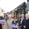 Zum 25. Geburtstags des Stadtbusses verteilten Oberbürgermeister Bernhard Gmehling (links), Busunternehmer Wolfgang Jägle (rechts) und einige Stadträte zusammen mit Mitarbeitern der Stadtwerke Schoko-Osterhasen an Fahrgäste. 