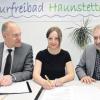 Oberbürgermeister Dr. Kurt Gribl (links), Werner Nisseler, Vorsitzender des Vereins Naturfreibad Haunstetten, und seine Stellvertreterin Martina Riedle unterzeichneten den Pachtvertrag für das Naturfreibad Haunstetten.  