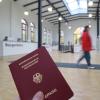 Wichtiges Dokument bei Urlaubsreisen: der Reisepass (hier in einem Bürgerbüro).