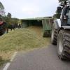 Auf der Staatsstraße 2022 zwischen Biberberg und Autenried ist am Freitagmorgen ein mit zwölf Tonnen Mais beladener Anhänger eines Traktorgespanns umgekippt. 