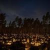 Kerzen leuchten auf den Gräbern eines Friedhofs in der litauischen Hauptstadt Vilnius am katholischen Feiertag Allerheiligen.