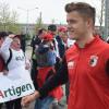 Die Fans des FC Augsburg haben Alfred Finnbogason schnell ins Herz geschlossen. Ob er in der kommenden Saison beim FCA spielt, soll sich demnächst entscheiden. 