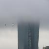 Der obere Teil der Zentrale der Europäischen Zentralbank in Frankfurt/Main ist in Nebel gehüllt.