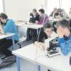 Praktische Erfahrungen im Mikroskopieren sammelten die Fuchstaler Neuntklässler bei einem Projekttag an der Universität München.  