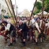 Die Woazenbuam sind als Landsknechte beim Historienspektakel fester Bestandteil. Immer dann, wenn die Gruppe auf Beutetour geht, formieren sie sich zum sogenannten „Igel“, auf dem Bild in der Amalienstraße. Dass es überhaupt zu einer Neuauflage des Schloßfests kommt, stand in diesem Jahr wegen der Sicherheitsauflagen auf der Kippe. 