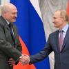 Wladimir Putin und Alexander Lukaschenko geben sich nach einer gemeinsamen Pressekonferenz im Kreml die Hand.