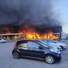 Das Einkaufszentrum in Krementschuk steht in Flammen, nachdem russische Raketen eingeschlagen sind. 