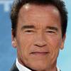 Ganz anders der Schwarzenegger von heute: kurze Haare, freundliches Gesicht. Nur seine braune Haarfarbe hat sich in den drei Jahrzehnten nicht geändert.