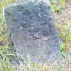 Die Grenz- beziehungsweise Markierungssteine aus Granit tragen die Inschrift „120“ und „GB“ und sind als Baudenkmal verzeichnet.  